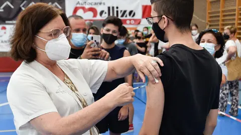 Un joven recibe la primera dosis de la vacuna Moderna en el Pabell&oacute;n Jara Carrillo, a 3 de agosto de 2021, en Alcantarilla, Murcia (Espa&ntilde;a).