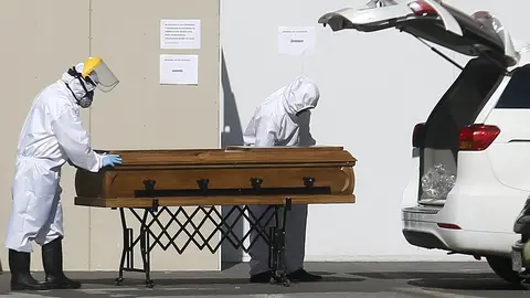 Archivo - Traslado de un ata&uacute;d de un fallecido por coronavirus en Santiago de Chile