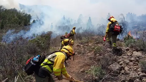Archivo - Agentes forestales trabajan en el incendio de Arico
