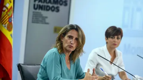 (I-D) La vicepresidenta tercera y ministra para la Transici&oacute;n Ecol&oacute;gica y el Reto Demogr&aacute;fico, Teresa Ribera