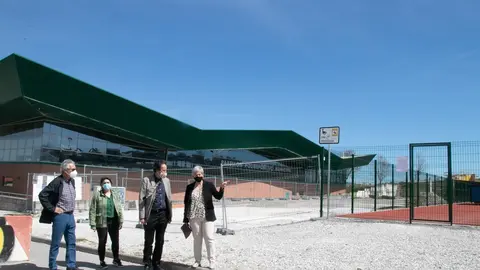 Archivo - La alcaldesa de Polanco y el consejero de Obras P&uacute;blicas visitan la zona donde se ubicar&aacute;n las pistas de p&aacute;del de Requejada
