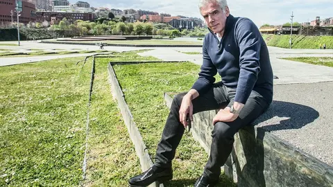 El portavoz regionalista, Jos&eacute; Mar&iacute;a Fuentes-Pila, en el parque de Las Llamas