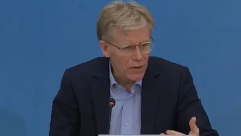 Archivo -  Bruce Aylward, en rueda de prensa. 25 de febrero de 2020.