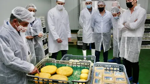 El presidente de Cantabria, Miguel &Aacute;ngel Revilla, y el consejero de Desarrollo Rural, Guillermo Blanco, visitan las instalaciones de la empresa Quesos de Ruesga.