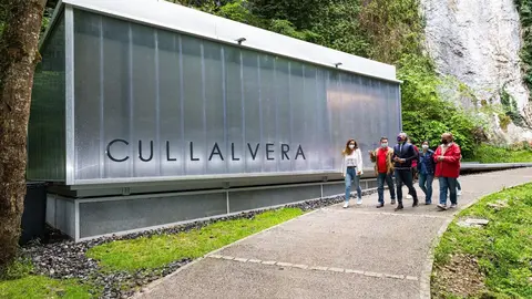 El vicepresidente y consejero de Universidades, Igualdad, Cultura y Deporte, Pablo Zuloaga, inaugura el centro de visitantes de la cueva de Cullalvera