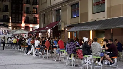 Archivo - Ambiente en una calle de bares de Santander