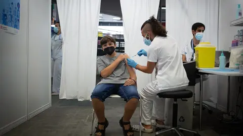 Un joven recibe la primera dosis de la vacuna contra la Covid-19 en la primera jornada disponible para la franja de 12 a 15 a&ntilde;os, en Fira Barcelona