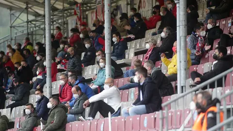 Archivo - Varios aficionados, en las gradas del estadio &Aacute;ngel Carro, durante un partido de Segunda Divisi&oacute;n entre el Club Deportivo Lugo y el Mirand&eacute;s, a 15 de mayo de 2021, en Lugo, Galicia (Espa&ntilde;a). Este es uno de los primeros partidos de f&uacute;tbol celebra