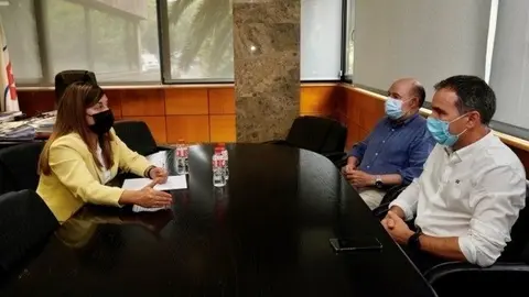 La presidenta del PP de Cantabria, Mar&iacute;a Jos&eacute; S&aacute;enz de Buruaga, se re&uacute;ne con representantes del Sindicato M&eacute;dico de Cantabria.