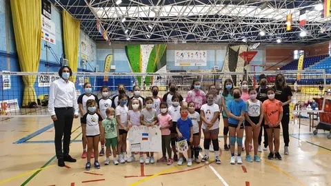 El alcalde de Astillero, Javier Fern&aacute;ndez Sober&oacute;n, visita el campus del Voleibol Astillero en el polideportivo La Cant&aacute;brica.