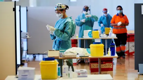 Archivo - Una profesional sanitaria en un dispositivo de vacunaci&oacute;n masiva frente al Covid-19