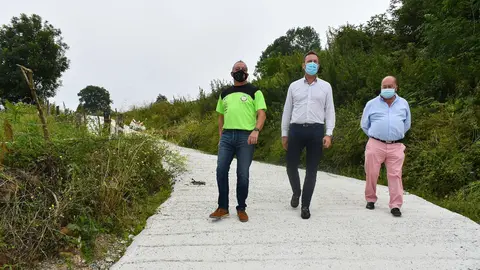 El consejero de Desarrollo Rural, Ganader&iacute;a, Pesca, Alimentaci&oacute;n y Medio Ambiente, Guillermo Blanco, visita la mejora de un camino rural en la Lindota
