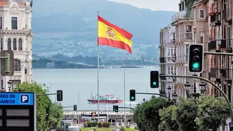 Archivo - Bandera de Espa&ntilde;a en Puertochico