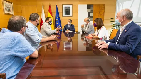 El presidente de Cantabria, Miguel &Aacute;ngel Revilla, y los consejeros de Industria,  Javier L&oacute;pez Marcano, y de Empleo, Ana Bel&eacute;n &Aacute;lvarez, se re&uacute;nen con el comit&eacute; de empresa de Forjas de Cantabria