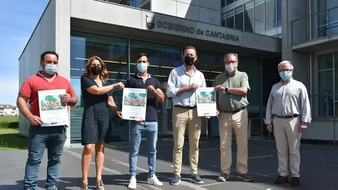 El consejero de Desarrollo Rural, Ganader&iacute;a, Pesca, Alimentaci&oacute;n y Medio Ambiente, Guillermo Blanco, presenta, junto al alcalde de Hazas de Cesto, Alejandro Llano, el Mercado de Productos C&aacute;ntabros
