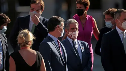 El presidente del Gobierno, Pedro S&aacute;nchez, con el presidente de Cantabria, Miguel Angel Revilla