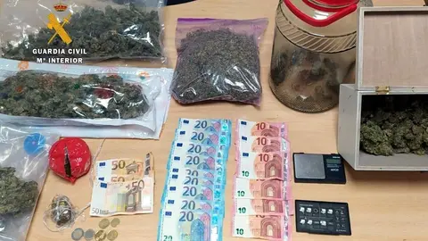 Material intervenido en el veh&iacute;culo del conductor detenido.