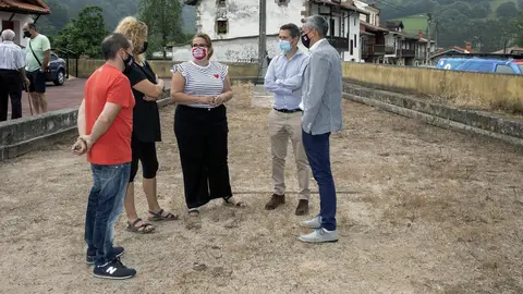 El vicepresidente y consejero de Universidades, Igualdad, Cultura y Deporte, Pablo Zuloaga, visita la bolera de Villayuso