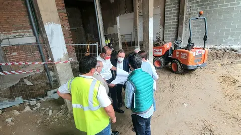 El alcalde de Torrelavega y el concejal de Obras visitan las obras del centro de mayores de la Inmobiliaria