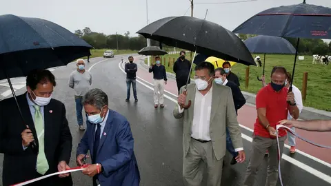 El presidente de Cantabria, Miguel &Aacute;ngel Revilla, y el consejero de Obras P&uacute;blicas, Ordenaci&oacute;n del Territorio y Urbanismo, Jos&eacute; Luis Gochicoa, inauguran las obras de acondicionamiento de la carretera que discurre entre Loredo y Langre.