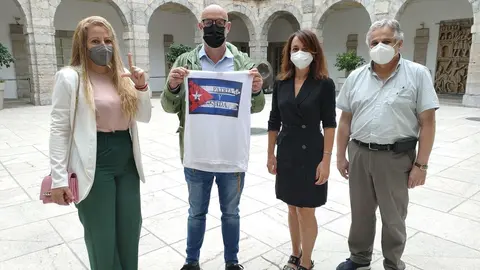 El coordinador de Ciudadanos Cantabria, F&eacute;lix &Aacute;lvarez, se re&uacute;ne con representantes de la Asociaci&oacute;n Cubana de Santander.