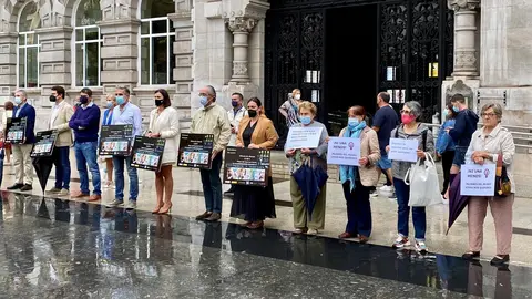 Santander guarda un minuto de silencio en recuerdo de las mujeres asesinadas en M&aacute;laga y Tarragona