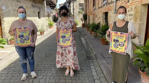 Melisa Saiz, concejala de Cultura y Turismo; Lorena Cueto, alcaldesa en funciones de Cartes; y Sandra Mart&iacute;nez, concejala de Festejos y Mercados.