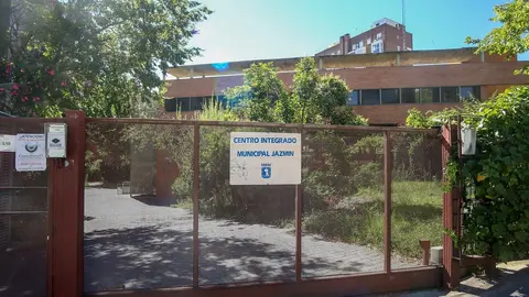Cartel en una de las puertas de una residencia de ancianos en Madrid donde se han registrado contagios.