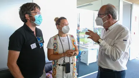 El consejero de Turismo, Javier L&oacute;pez Marcano, recibe a los representantes de la asociaci&oacute;n Costa Quebrada