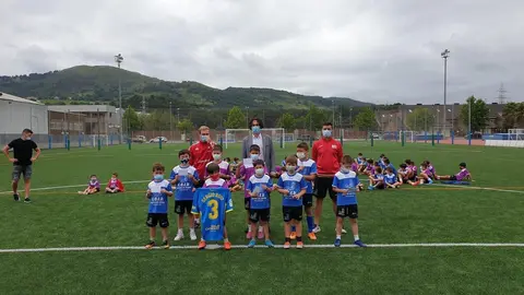El alcalde de Astillero en la clausura del V campus de f&uacute;tbol COID