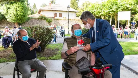 El presidente de Cantabria, Miguel &Aacute;ngel Revilla, acompa&ntilde;ado de varios consejeros, preside el acto institucional del D&iacute;a de Cantabria