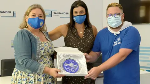 La pe&ntilde;a Hijos de Julio entrega al Ayuntamiento una bandeja con su escudo