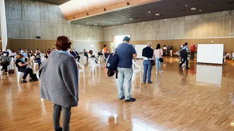 Archivo - Varias personas acuden a un dispositivo de vacunaci&oacute;n masiva frente al Covid-19