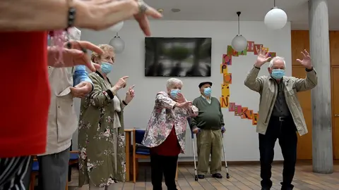 Archivo - Varios ancianos en una de las salas de la Residencia de mayores de Carballo, a 19 de junio de 2021, en A Coru&ntilde;a, Galicia (Espa&ntilde;a). La Xunta de Galicia ha decidido levantar las restricciones activadas en el &uacute;ltimo a&ntilde;o y medio en residencias y cen