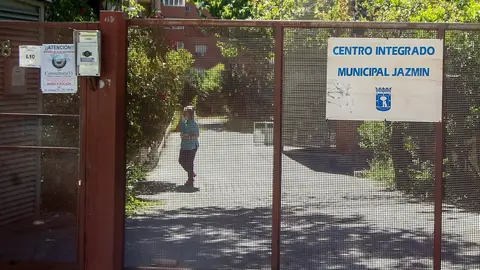 Una mujer camina en el interior del recinto de la residencia de ancianos Jazm&iacute;n, a 5 de agosto de 2021, en Madrid, (Espa&ntilde;a).