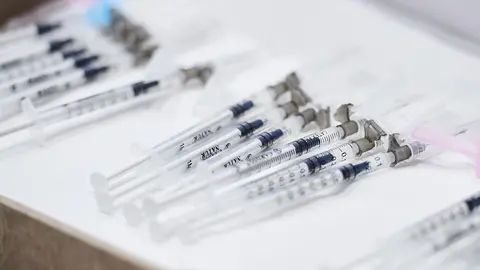 Archivo - Varias jeringuillas con la segunda dosis de la vacuna de Pfizer-BioNTech contra la Covid-19 en el Hospital Universitario Marqu&eacute;s de Valdecilla, en Santander.- Archivo.