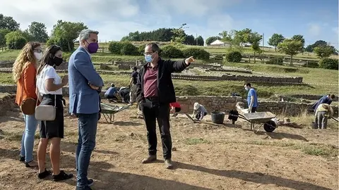 10:15.- Juliobriga
El vicepresidente y consejero de Universidades, Igualdad, Cultura y Deporte, Pablo Zuloaga, visita el yacimiento romano de Juliobriga y los campos de voluntariado.
