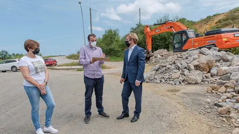 El alcalde, Pablo Diestro, la concejala de Obras, Margari Mart&iacute;nez, y el responsable del proyecto.