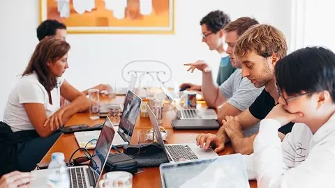 Archivo - J&oacute;venes trabajando con ordenadores.