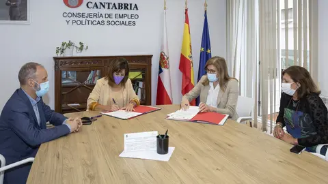 La Consejera De Empleo Y Pol&iacute;ticas Sociales, Ana Bel&eacute;n &Aacute;lvarez, Firma Un Convenio De Colaboraci&oacute;n Con La Presidenta Del Colegio De Graduados Sociales De Cantabria, Bel&eacute;n Campos