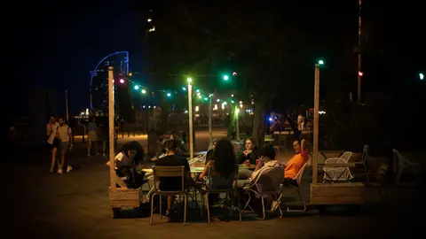 Varias personas en la terraza de un bar, frente a la playa de la Barceloneta, a 4 de agosto de 2021, en Barcelona, Catalunya (Espa&ntilde;a).