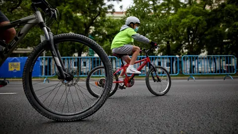 Archivo - Varios ni&ntilde;os participan en una ruta ciclista