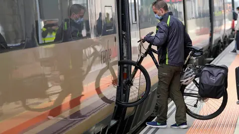 Archivo - Un hombre en la estaci&oacute;n de tren de Santiago de Composteja