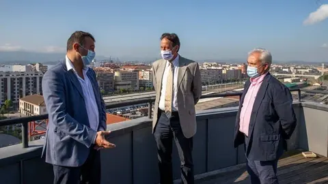 El consejero y el alcalde analizan el proyecto de ampliaci&oacute;n del puerto deportivo de Pedre&ntilde;a