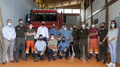 El consejero de Desarrollo Rural, Ganader&iacute;a, Pesca, Alimentaci&oacute;n y Medio Ambiente, Guillermo Blanco, visita la nave de la Comarca Forestal 3 en Puentenansa.