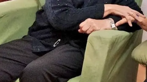 Archivo - Una persona mayor en una residencia