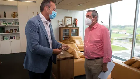 El consejero de Desarrollo Rural, Ganader&iacute;a, Pesca, Alimentaci&oacute;n y Medio Ambiente, Guillermo Blanco, se re&uacute;ne con el alcalde de Suances, Andr&eacute;s Ruiz Moya