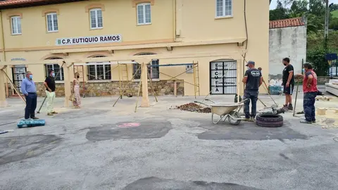 Construicci&oacute;n de un porche cubierto en el colegio Eutiquio Ramos de Parbay&oacute;n