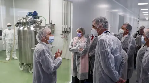 Archivo - Pedro S&aacute;nchez visita a las instalaciones de producci&oacute;n de HIPRA