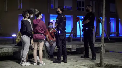 Agentes de la Polic&iacute;a Nacional patrullan por la ciudad de Pamplona, advirtiendo de la entrada en vigor del toque de queda en Navarra, a 24 de julio de 2021, en Pamplona, Navarra (Espa&ntilde;a). 